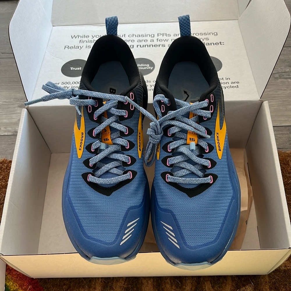 NWOT women’s Brooks Cascadia 16 size 8
